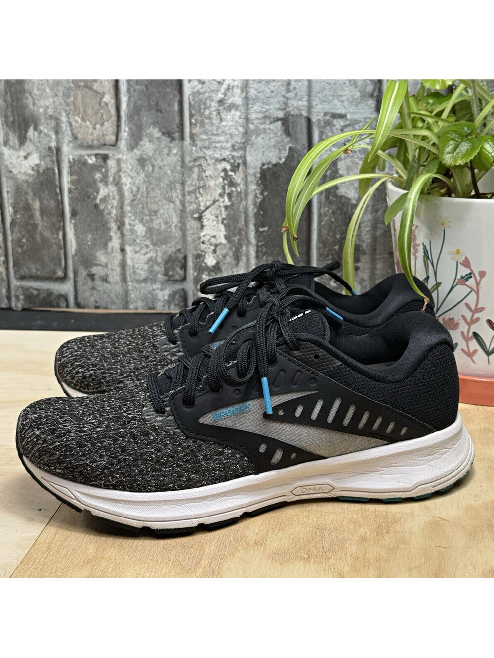 Brooks Range 2 Women’s Black/Gray/White/Blue Low Top Lace-Up Mesh 120362-1B-081